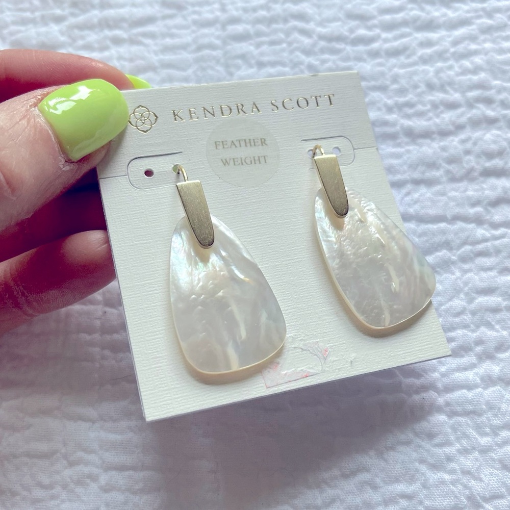 KENDRA SCOTT Brooklyn Bobby Mother Of Pearl gold earring NWT - perfect condition